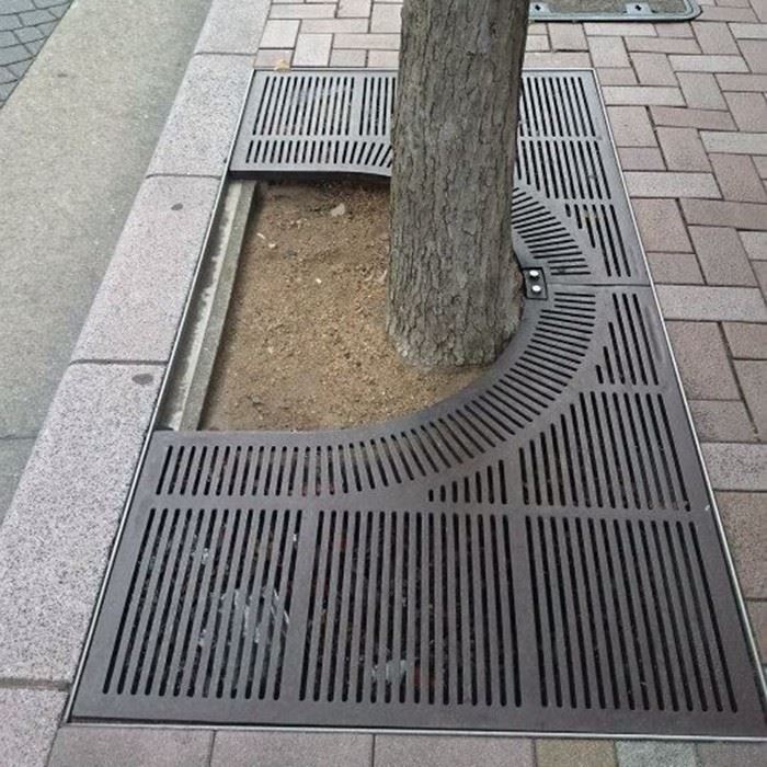 Grat Coed Corten Cyfeillgar i Gerddwyr