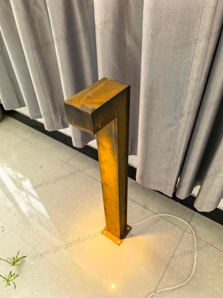 Rust-colored Column Light For Outdoor Landscape Lighting factory